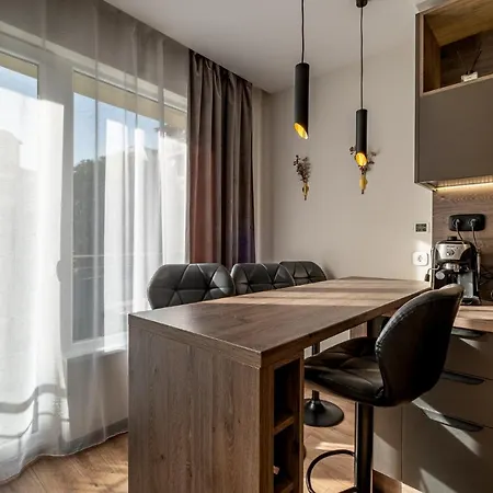 Luxury Redefined In City Center - Elevate Your In A Smart And Modern Lägenhet *