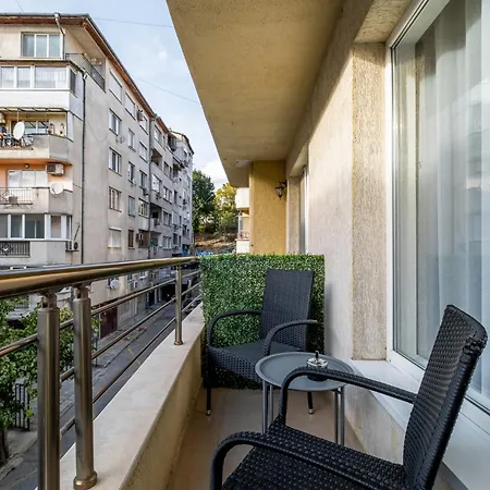 Luxury Redefined In City Center - Elevate Your In A Smart And Modern Lägenhet